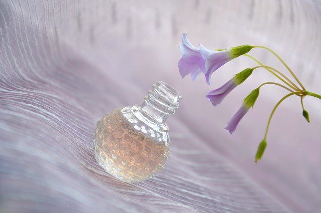 flacon de parfum avec une fleur